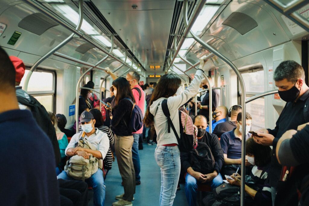 Voyageur debout dans un train en marche