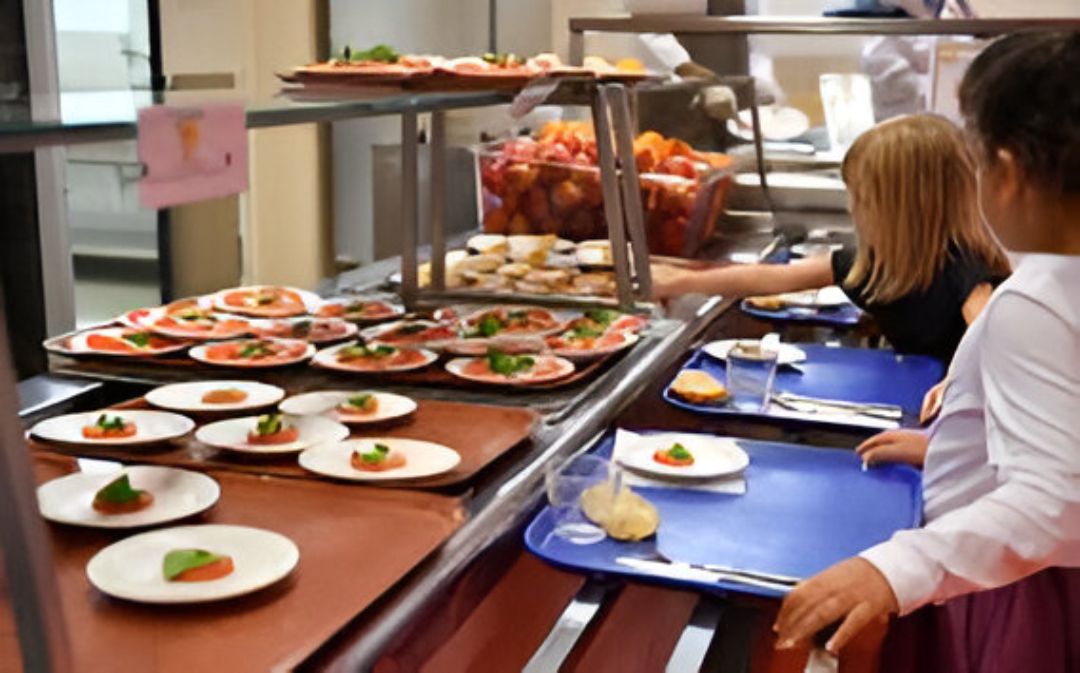 Client qui porte un plateau repas dans un restaurant