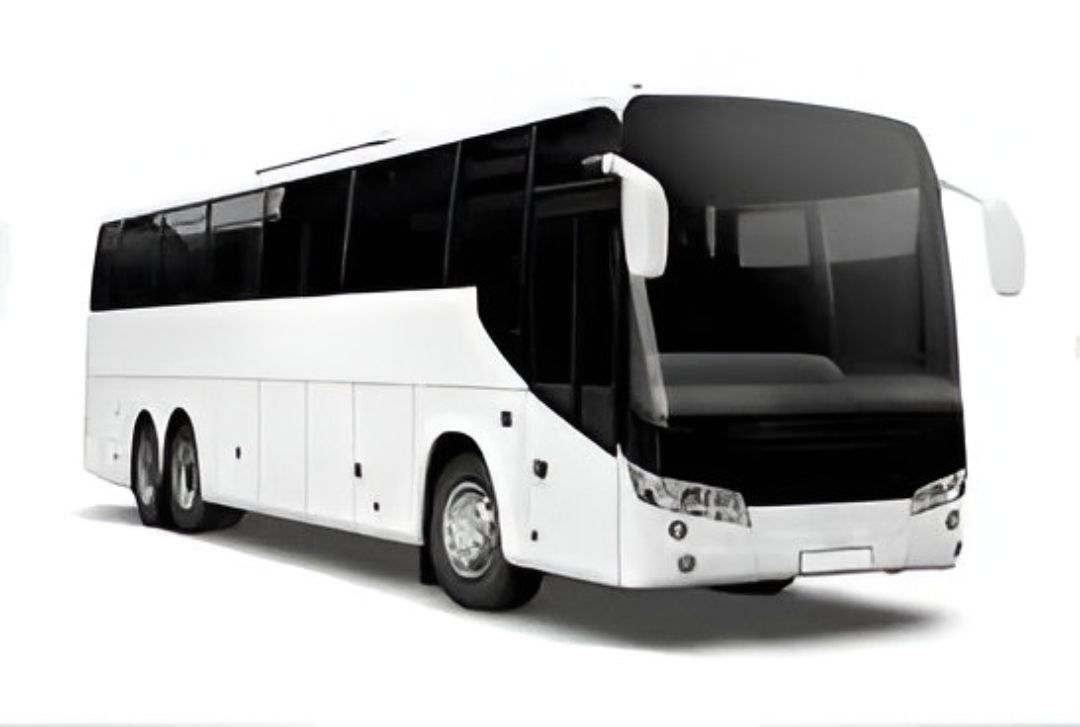 Bus à l'arrêt de couleur blanc avec les vitres teintés noir