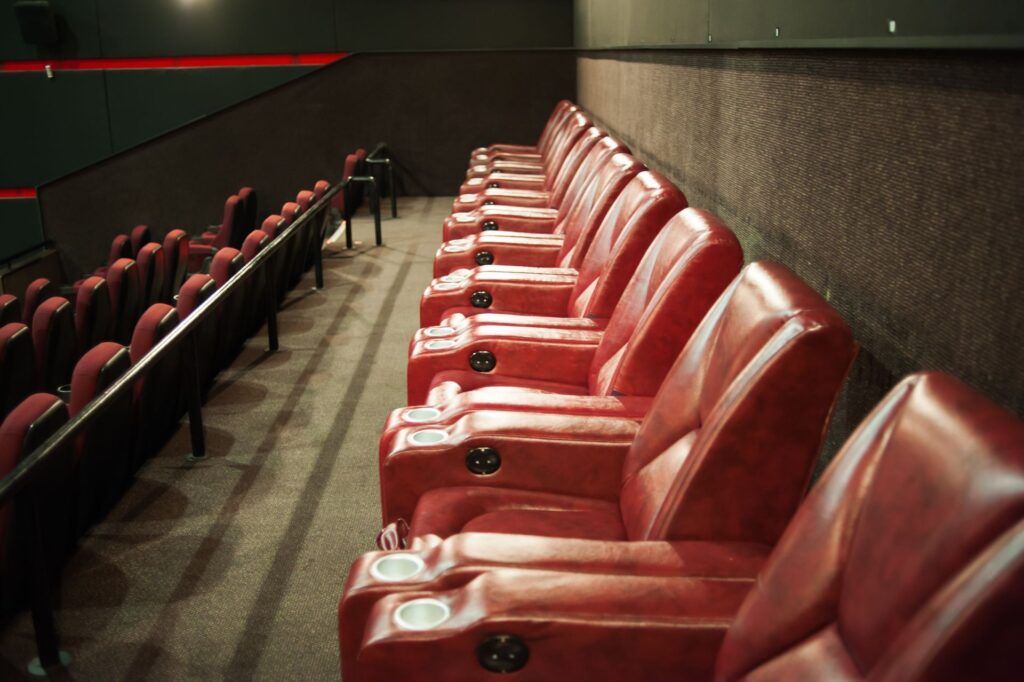 Rangé de chaise rouge dans une salle de théâtre