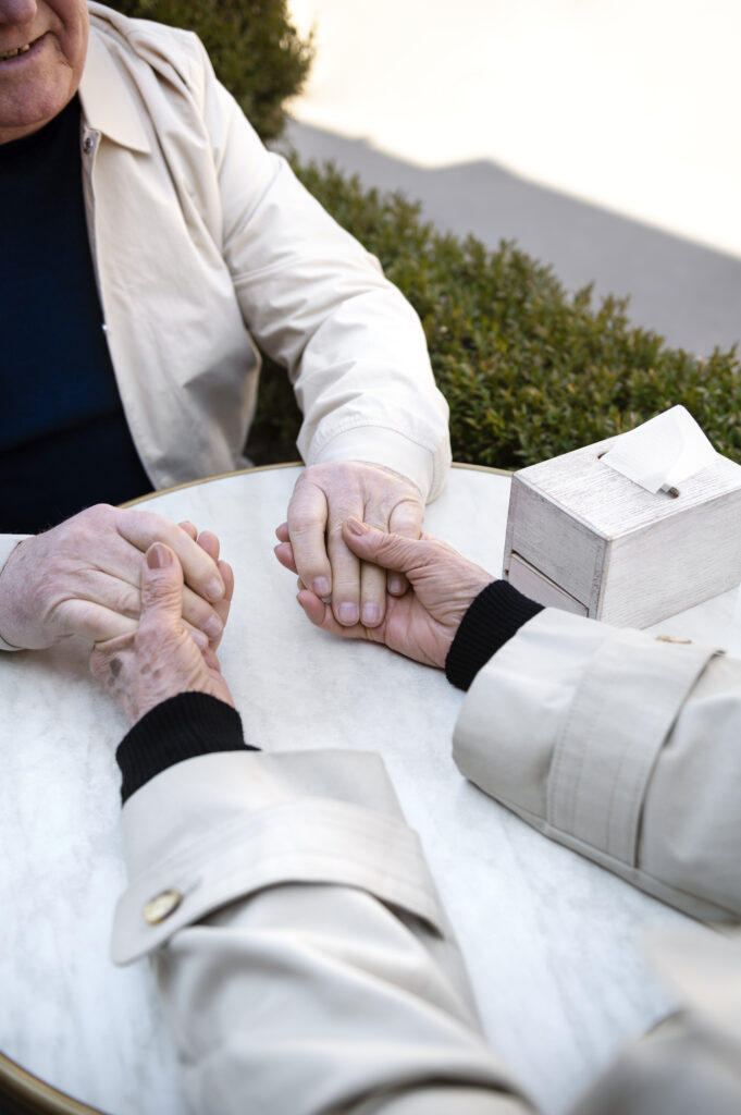 Deux personne se tiennent les mains en deuil