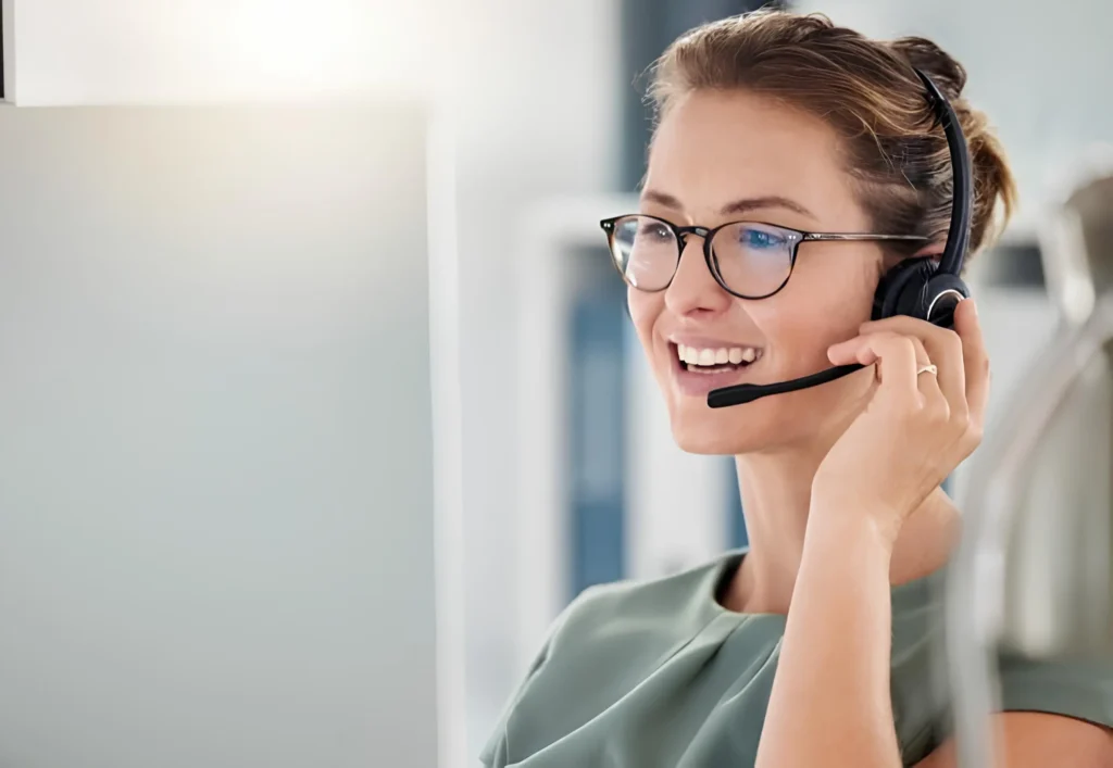 Standardiste avec un casque qui répond au téléphone